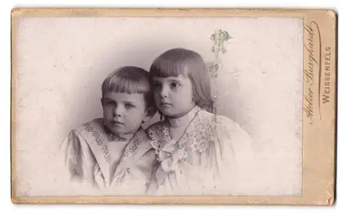 Fotografie Atelier Burghardt, Weissenfels, Zwei Kinder in heller Kleidung