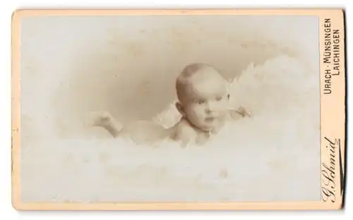 Fotografie G. Schmid, Urach, Baby auf weissem Schafsfell