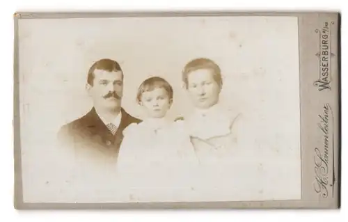 Fotografie H. Sonnenleitner, Wasserburg /Inn, Junge Eltern mit kleiner Tochter