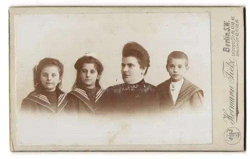 Fotografie Hermann Tietz, Berlin S.W., Leipziger Strasse 46, Dame mit drei Kindern in Matrosenkleidern