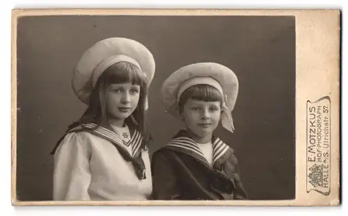 Fotografie E. Motzkus, Halle /S., Ulrichstrasse 57, Mädchen und Junge in Matrosenkleidern und Hüten