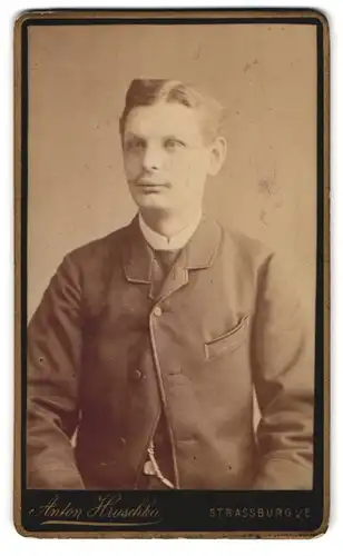 Fotografie Anton Hruschka, Strassburg /E., Broglie 4, Junger Mann mit Uhrenkette