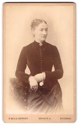 Fotografie H. Selle, Potsdam, Yorkstrasse 4, Dame in tailliertem Kleid mit Brosche und Armband