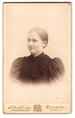 Fotografie Selle & Kuntze, Potsdam, Schwertfegerstrasse 14, Lächelnde junge Frau mit Puffärmeln