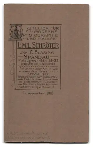 Fotografie Emil Schröter, Spandau, Potsdamer Strasse 31-32, Junger Mann im Dreiteiler mit Uhrenkette