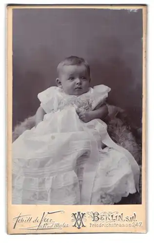 Fotografie Achill de Veer, Berlin S.W., Friedrichstrasse 247, Baby im Taufkleid