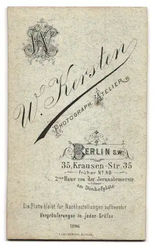 Fotografie Wilhelm Kersten, Berlin, Krausen-Strasse 35, Junge Frau mit Locken und hohem Kragen