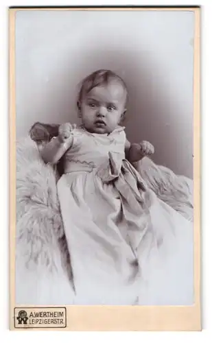 Fotografie A. Wertheim, Berlin, Leipzigerstrasse, Baby im Taufkleid auf Fell