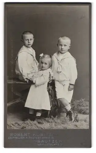 Fotografie Robert Kubitz, Bautzen, Post-Platz 2, Zwei Jungen in Matrosenanzügen und kleines Mädchen im Kleid