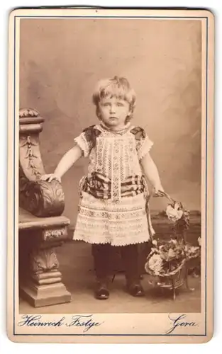Fotografie Heinrich Festge, Gera, Sorge 13, Kleines Mädchen im Kleid mit einem Blumenkorb in der Hand