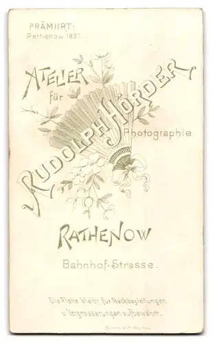 Fotografie Rudolph Hörder, Rathenow, Bahnhofstrasse, Junge Dame in einem schwarzen, verzierten Kleid