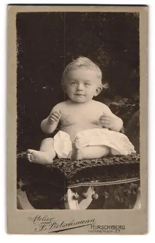 Fotografie F. Pietschmann, Hirschberg, Wilhelmstrasse 57, Nacktes Kleinkind auf einem Hocker