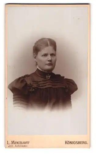Fotografie L. Minzloff, Königsberg, Theaterstrasse 4, Junge Frau im dunklen Kleid mit hochgesteckten Haaren