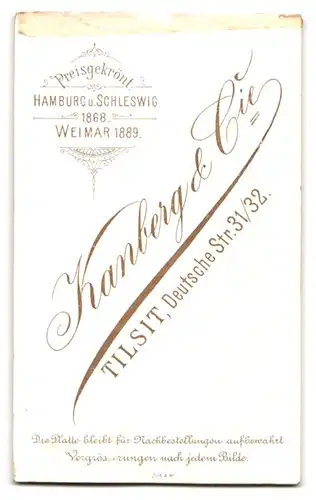 Fotografie Kanberg & Cie, Tilsit, Deutsche Strasse 31 /32, Dame im dunklem Rüschenkleid mit Haarschmuck