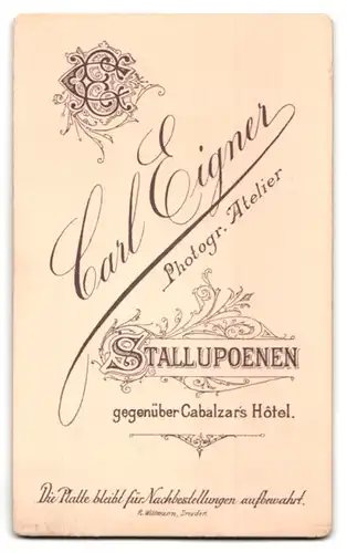 Fotografie C. Eigner, Stallupoenen, Gegenüber Cabalzar`s Hotel, Ehepaar fortgeschrittenen Alters in Sonntagskleidung