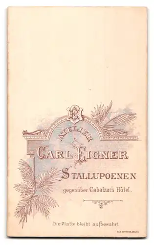 Fotografie C. Eigner, Stallupoenen, Gegenüber Cabalzar`s Hotel, Junges Mädchen im edlen Kleid