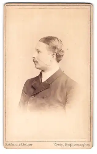 Fotografie Reichard & Lindner, Berlin, Unter den Linden, Junger Mann mit Moustache im Profil