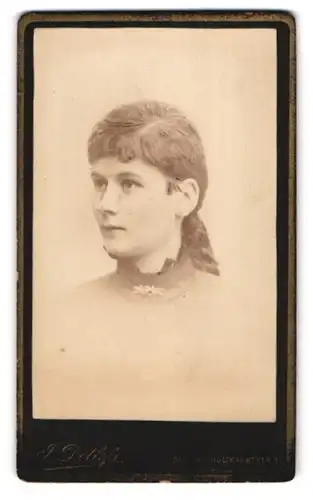 Fotografie F. Detlefs, Berlin, Holzmarktstrasse 1, Junge Dame mit geflochtenem Pferdeschwanz