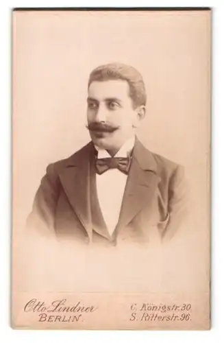 Fotografie Otto Lindner, Berlin, C. Königstrasse 30, Mann mittleren Alters mit dichtem Moustache