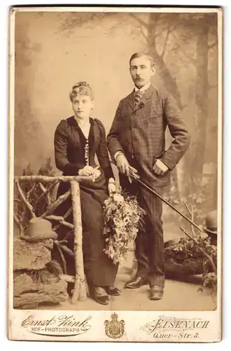 Fotografie Ernst Zink, Eisenach, Querstrasse 2, Junges Paar mit Blumen und Spazierstock in Landschaftskulisse