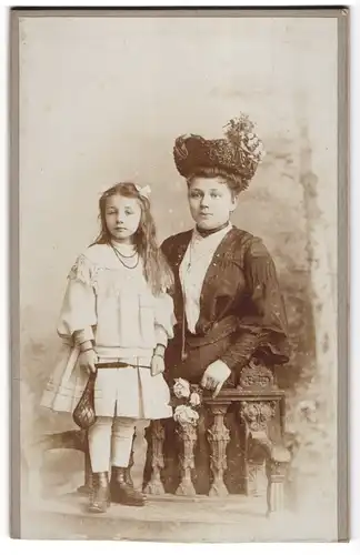 Fotografie A. Jandorf, Berlin, Neue Brunnen-Strasse 19-21, Frau mit üppigem Hut und Mädchen mit Haarschleifen