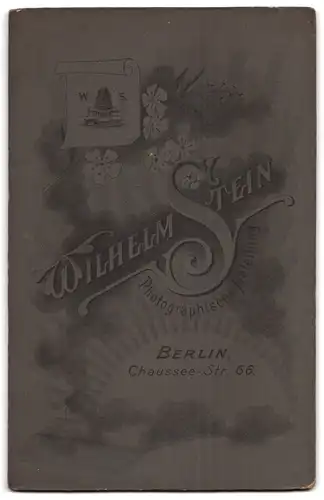 Fotografie Wilhelm Stein, Berlin, Chaussee-Strasse 66, Mädchen mit Tennisschläger im Plisseekleid