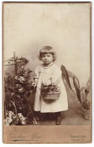 Fotografie Gustav Pfau, Pankow, Kreuzstrasse 16, Kleines Mädchen mit Blumenkorb