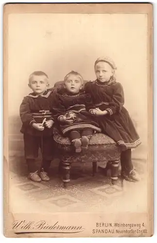 Fotografie Wilh. Biedermann, Berlin, Weinbergsweg 4, Drei Kinder in Kleidung mit Streifen