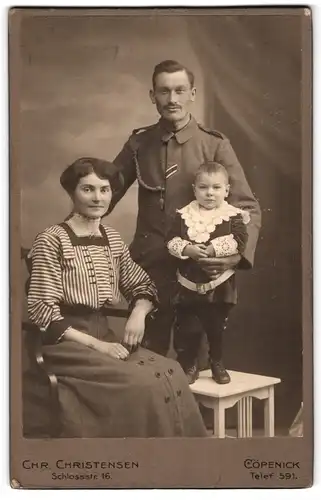 Fotografie Chr. Christensen, Cöpenick, Schlossstrasse 16, Vater in Uniform mit Frau und kleinem Jungen