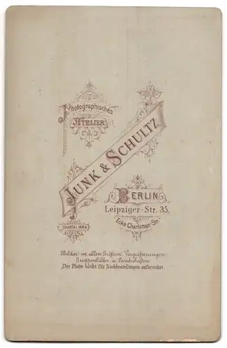 Fotografie Junk & Schultz, Berlin W., Leipzigerstrasse 35, Kleines Mädchen mit Haarreif