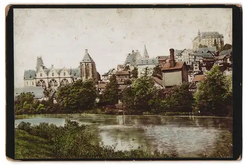 Fotografie Ernst Roepke, Wiesbaden, unbekannter Ort, Blick auf eine Stadt mit Kloster und Schloss am Fluss