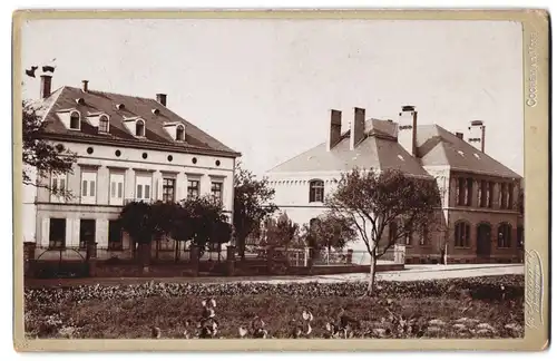 Fotografie C. Kömmet, Cochem a. d. Mosel, unbekannter Ort, Strassenpartie mit Wohnhäusern und altem Backsteingebäude