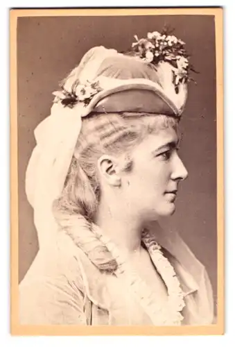 Fotografie Dr. Szekely, Wien, Opernring 1, Portrait Schauspielerin Charlotte Wolter als Frl. v. Lamy im Kostüm