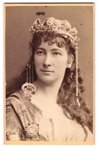 Fotografie Dr. Szekely, Wien, Opernring 1, Portrait Charlotte Wolter im Bühnenkostüm, Schauspielerin