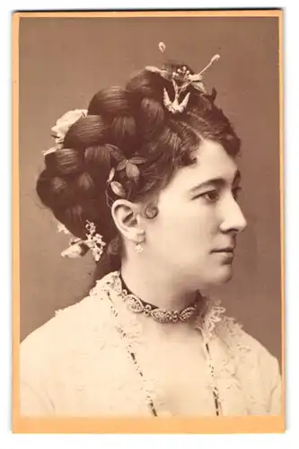 Fotografie Dr. Szekely, Wien, Opernring 1, Portrait Charlotte Wolter mit hochgesteckten Haaren