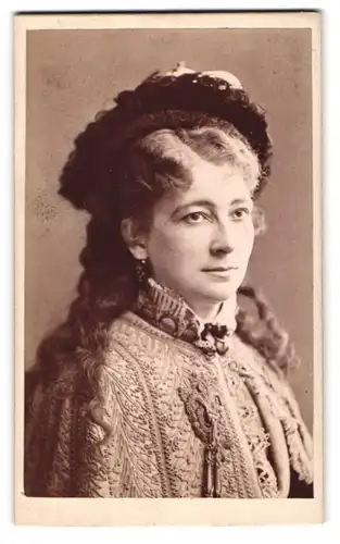 Fotografie Carl von Jagemann, Wien, Praterstr. 19, Portrait Schauspielerin Charlotte Wolter im Kostüm mit Hut
