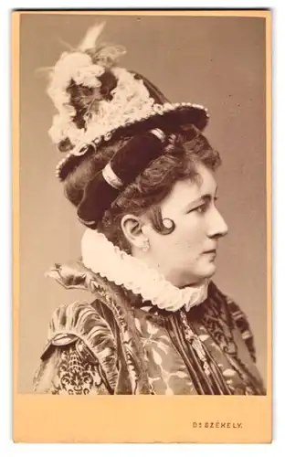 Fotografie Dr. Szekely, Wien, Opernring 1, Portrait Charlotte Wolter im Bühnenkostüm mit Hut
