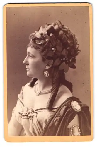 Fotografie Dr. Szekely, Wien, Opernring 1, Portrait Charlotte Wolter mit Korkenzieherlocken im Kostüm