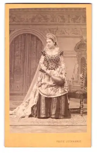 Fotografie Fritz Luckjardt, Wien, Taborstr. 18, Portrait Schauspielerin Charlotte Wolter im Bühnenkostüm mit Mandoline