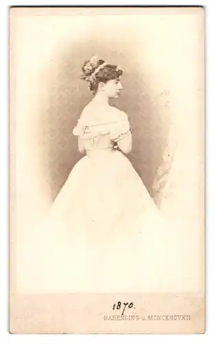 Fotografie Rabending und Monckhoven, Wien, Schauspielerin Charlotte Wolter im schulterfreien Kleid, Rückenportrait, 1870