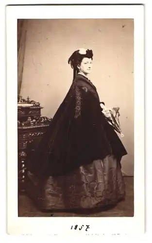 Fotografie N. Lehmann, Berlin, Unter den Linden 51, Portrait Charlotte Wolter mit 23 Jahren im Biedermeierkleid, 1857