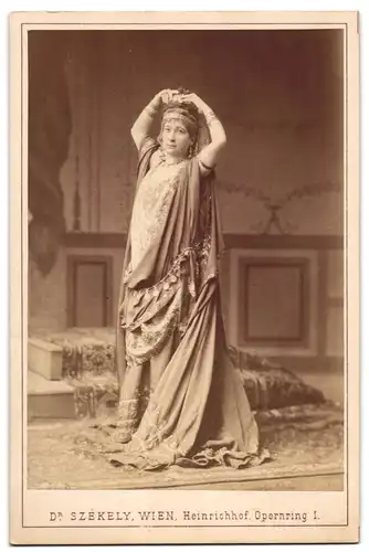 Fotografie Dr. Szekely, Wien, Opernring 1, Portrait Schauspielerin Charlotte Wolter im orientalischen Kleid beim Tanz