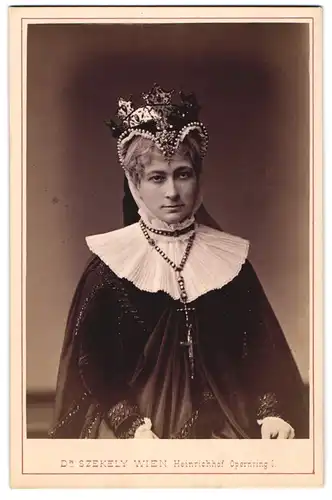 Fotografie Dr. Szekely, Wien, Opernring 1, Charlotte Wolter als Margarethe von Anjou in Shakespears Richard III