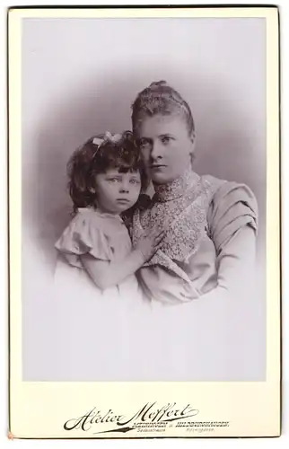 Fotografie Meffert, Meiningen, Sedanstr., Portrait Mutter mit ihrer Tochter posieren im Atelier, Mutterglück, 1899