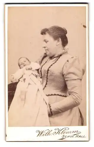 Fotografie Wilh. Klemm, Schwäbisch Hall, Ackeranlagen, Portrait Mutter im Kleid mit Kleinkind im Arm, Mutterglück