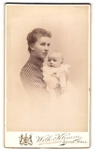 Fotografie Wilh. Klemm, Schwäbisch Hall, Ackeranlagen, Portrait junge Mutter in gestreifter Bluse mit Kind im Arm
