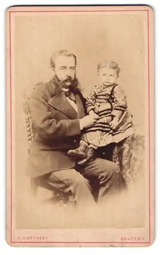 Fotografie Alexander Matthaey, Bautzen, Portrait Vater mit Backenbart und seiner Tochter auf dem Schoss, 1875