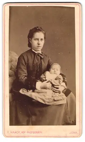 Fotografie F. Haack, Jena, Portrait junge Mutter im Biedermeierkleid mit Kleinkind im Arm, Mutterglück
