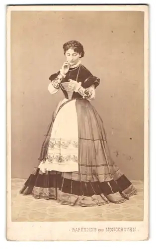 Fotografie Rabending und Monckhoven, Wien, Portrait Charlotte Wolter als Agnes Bernauer in Herzog Albrecht