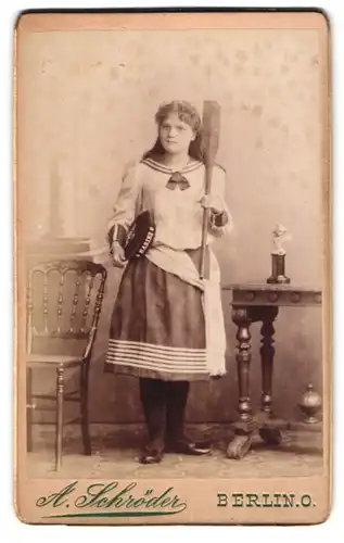 Fotografie A. Schröder, Berlin, Gr. Frankfurterstr. 117, junge Frau als Matrosin im Matrosenkleid mit Hut Marine